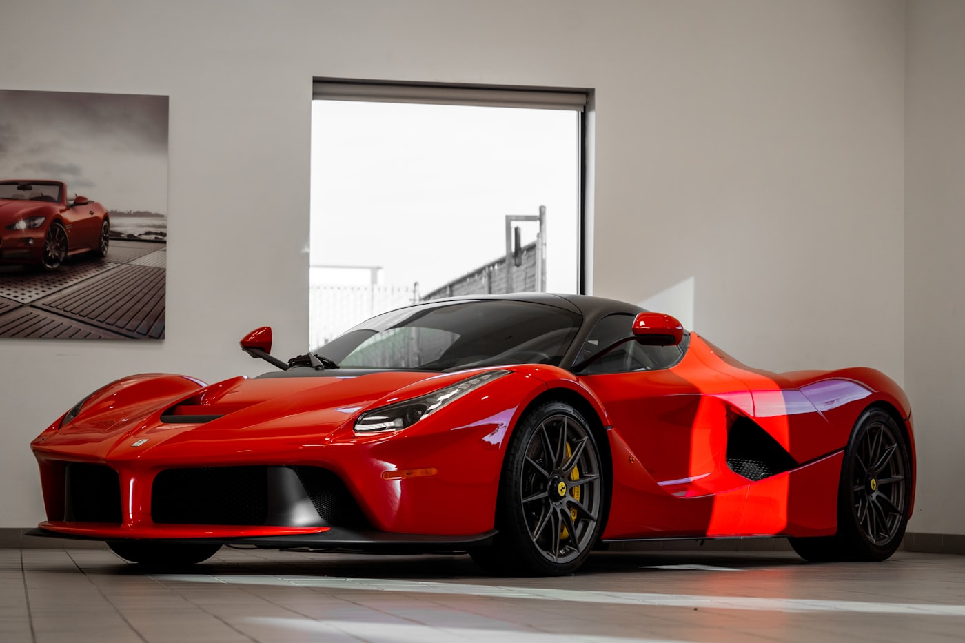 Voiture sport rouge en showroom, peinture protégée