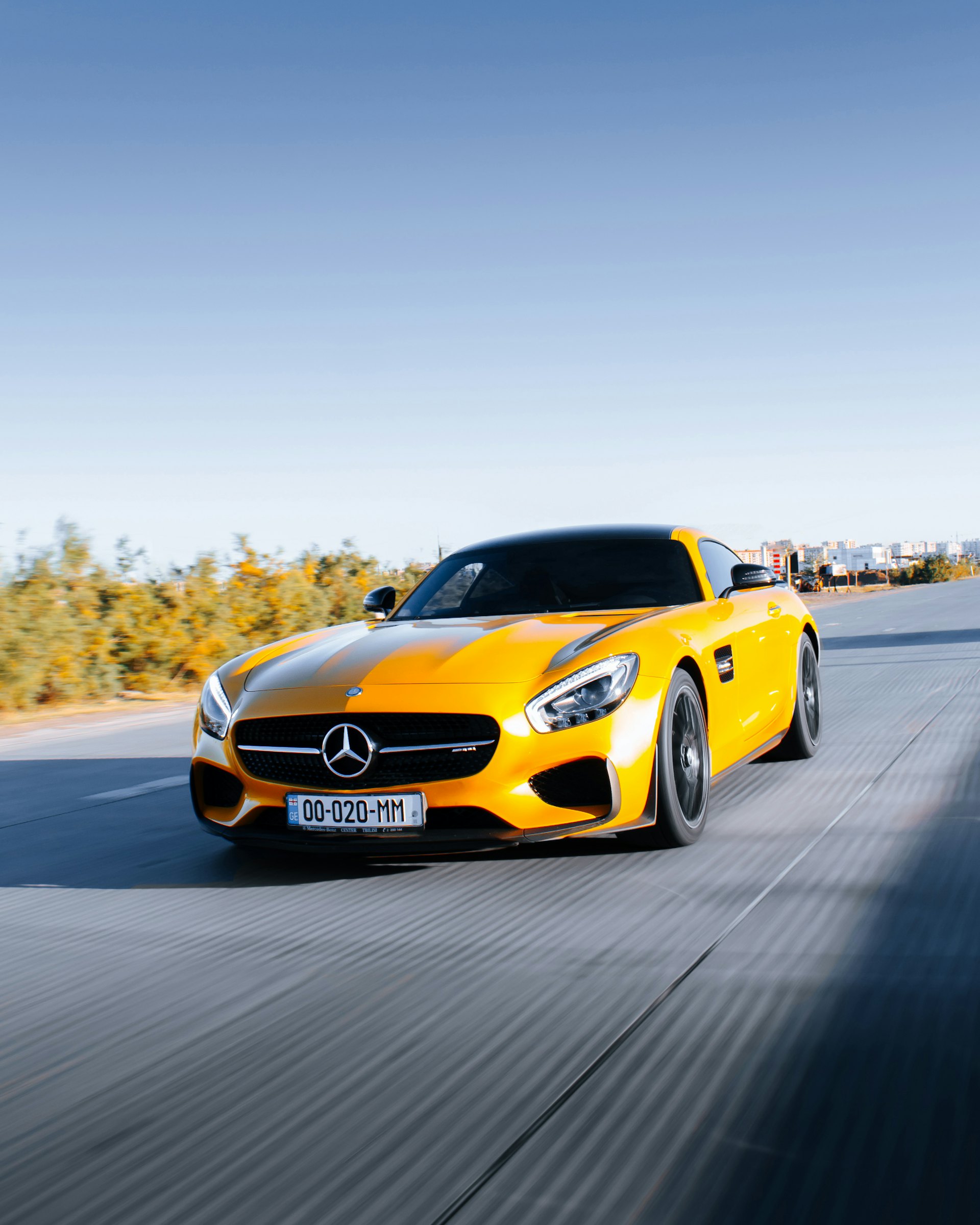 Voiture sport jaune protégée par PROTECTO