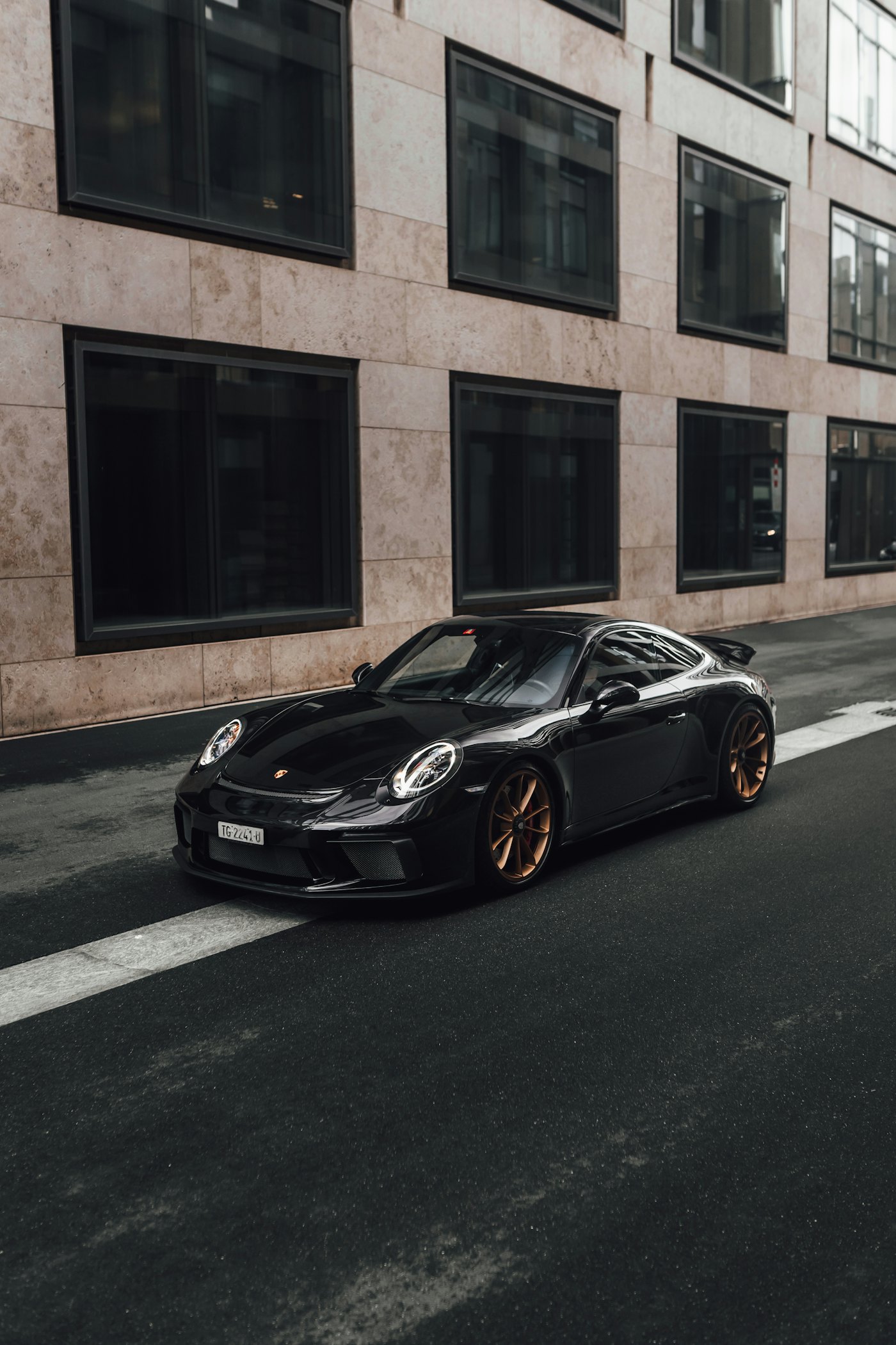 Porsche noire, pellicule pare-pierre et vitres teintées